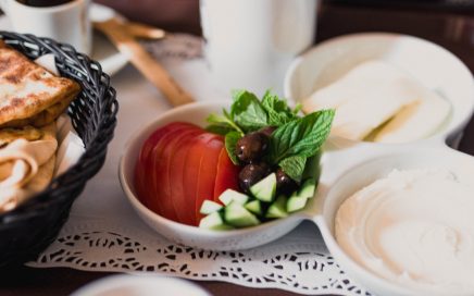 Frühstückstisch mit Kaffee und Speisen